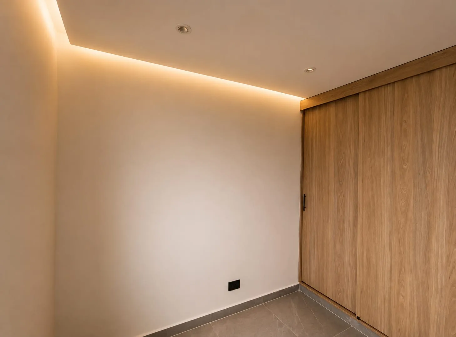 Materialidad, luz y detalle en perfecta armonía. Un espacio donde la precisión del diseño interior se refleja en cada línea, textura y transición visual.