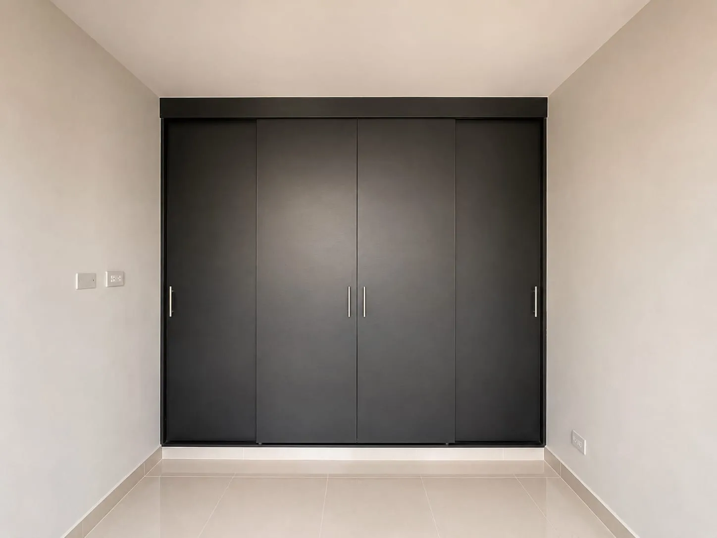 Clóset de diseño limpio y contemporáneo, con una distribución funcional que optimiza el almacenamiento y una presencia visual elegante que aporta equilibrio y sofisticación a la habitación principal.