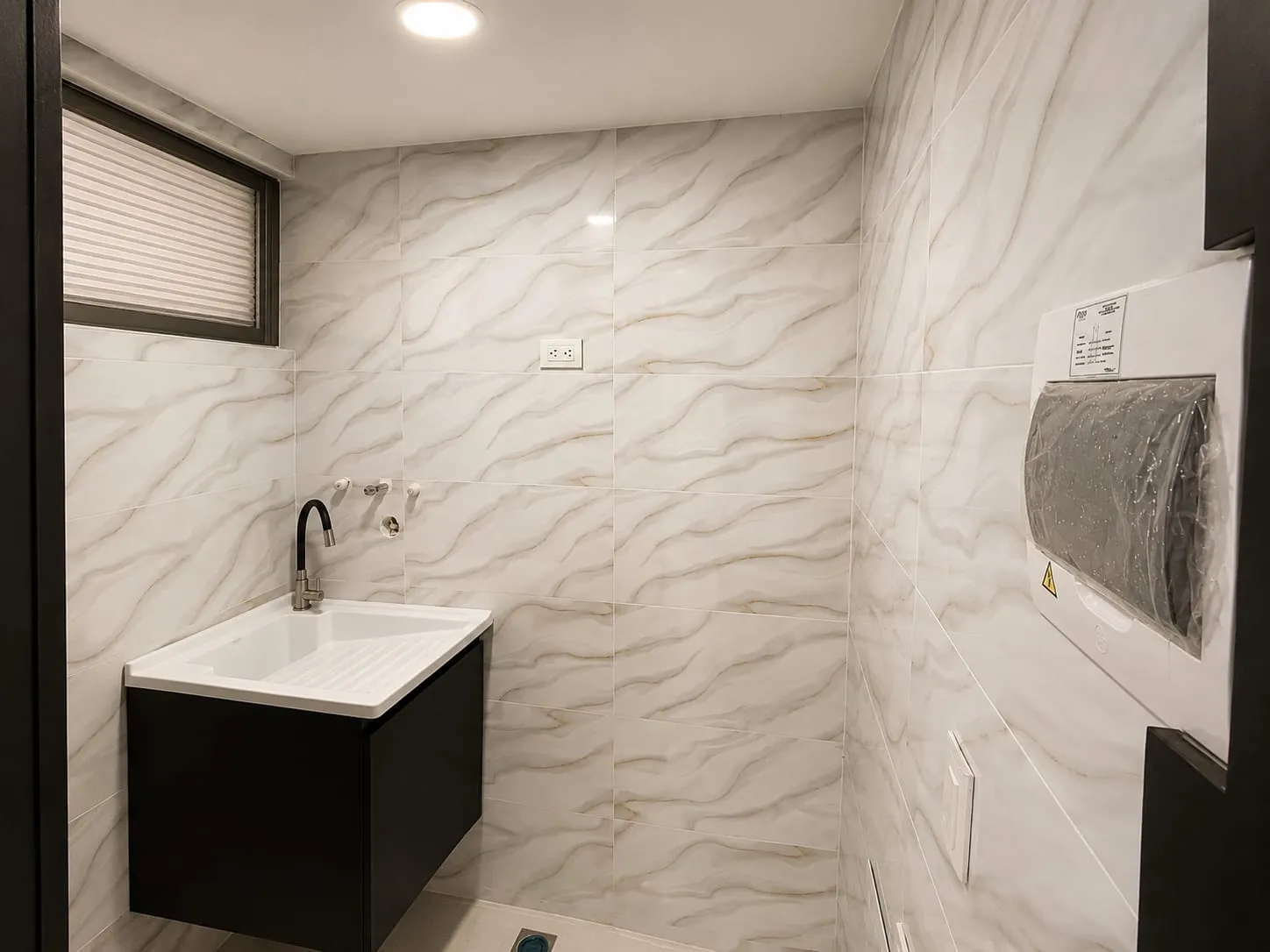 Un espacio de apoyo perfectamente integrado, donde incluso las áreas de servicio mantienen una terminación pulida, coherente y visualmente armónica con el resto del inmueble.